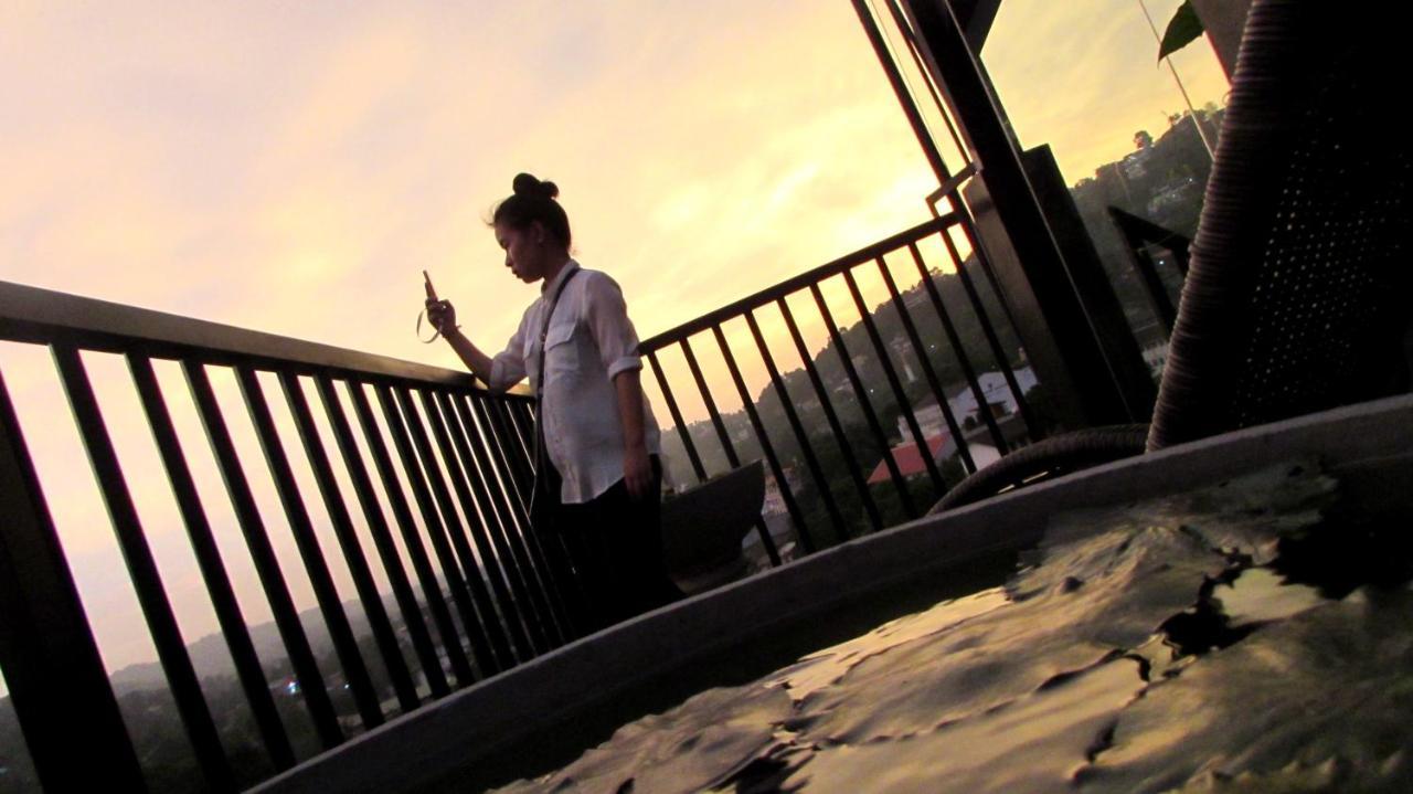 Bunk Planet Hotel แคนดี้ ภายนอก รูปภาพ